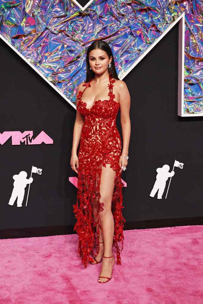Oscar de la renta dresses selena gomez