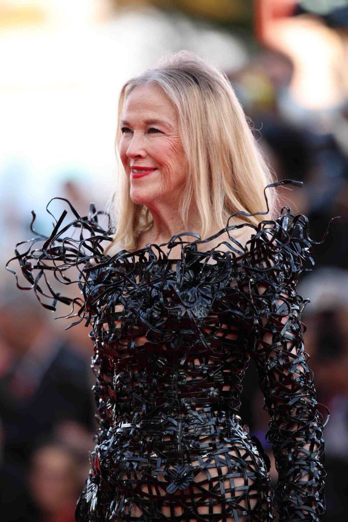 avant garde dress to impress Catherine O'Hara Wears Custom Oscar de la Renta Shade Womens Long Sleeve fabric_100% Cotton Gown and exaggerated architectural side Colour:DUCKLING